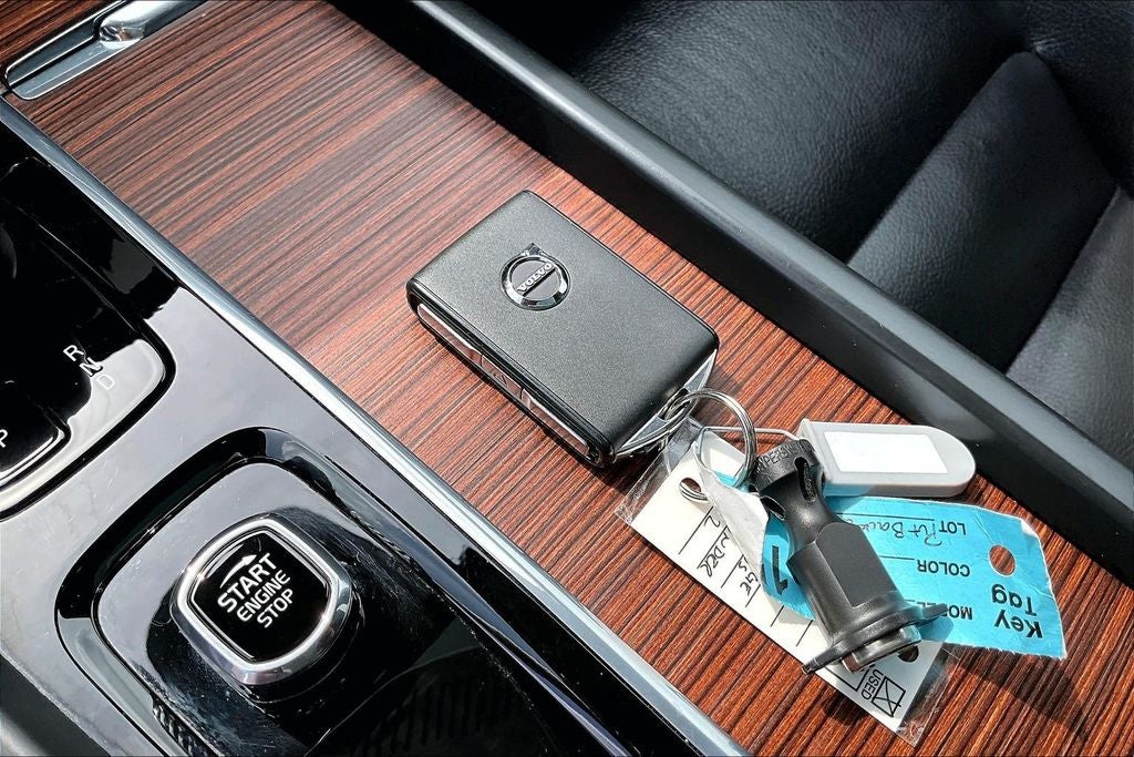 2024 Volvo XC60 Recharge Plug-In Hybrid T8 Plus Dark Theme