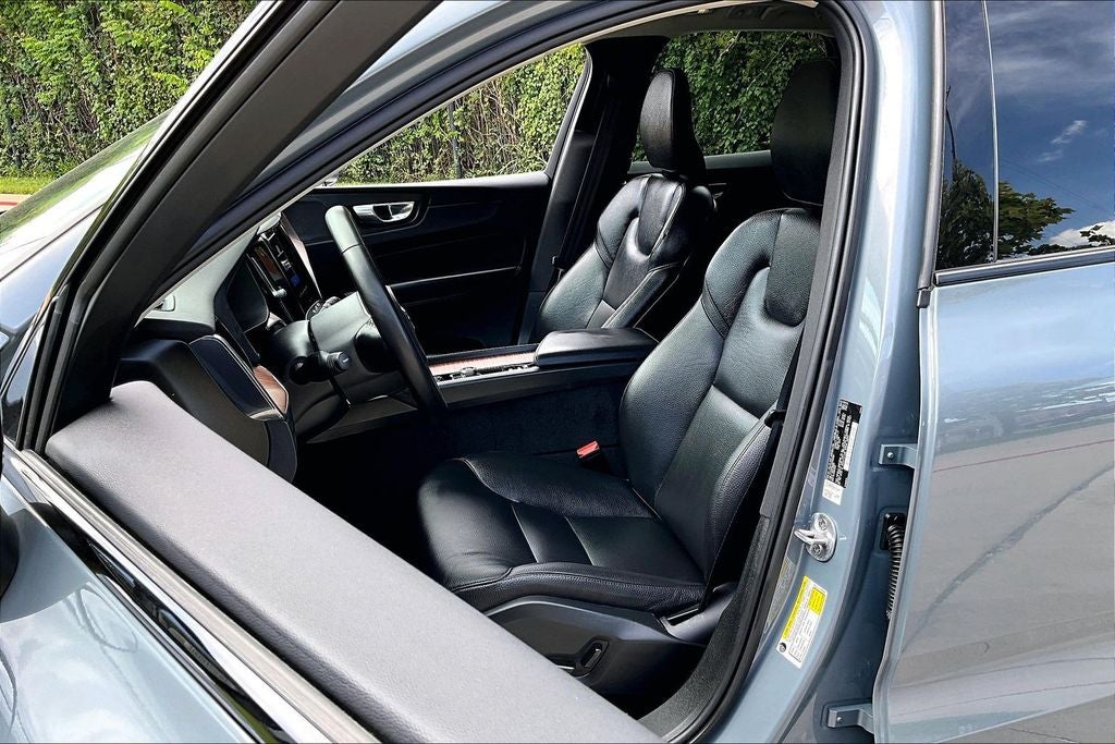2024 Volvo XC60 Recharge Plug-In Hybrid T8 Plus Dark Theme