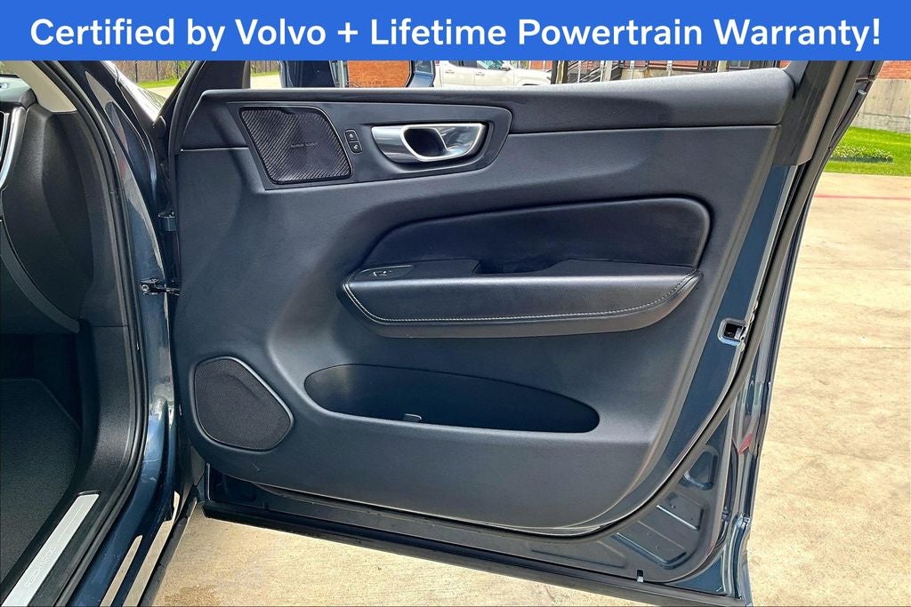 2023 Volvo XC60 Recharge Plug-In Hybrid T8 Plus Bright Theme