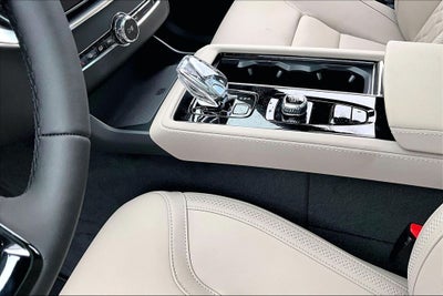 2026 Volvo XC90 Plug-In Hybrid T8 Plus 6 Passenger