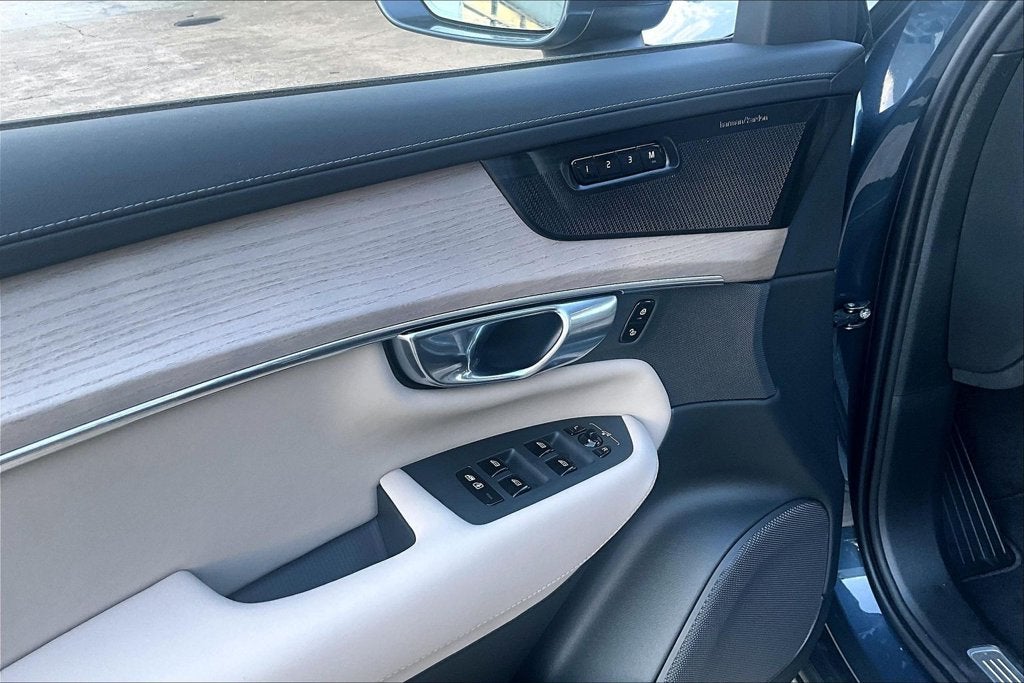 2027 Volvo XC90 Plug-In Hybrid T8 Ultra 7 Passenger