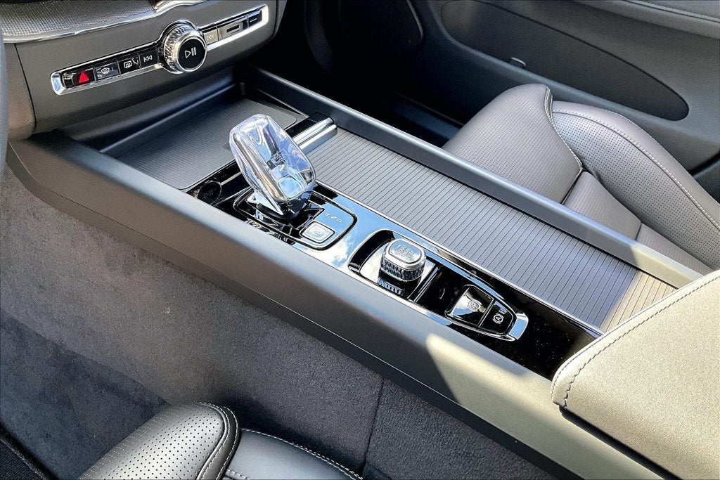 2027 Volvo XC60 Plug-In Hybrid T8 Ultra Black Edition
