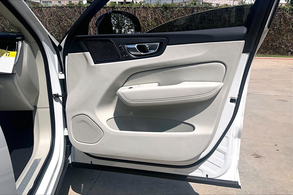 2027 Volvo XC60 Plug-In Hybrid T8 Ultra