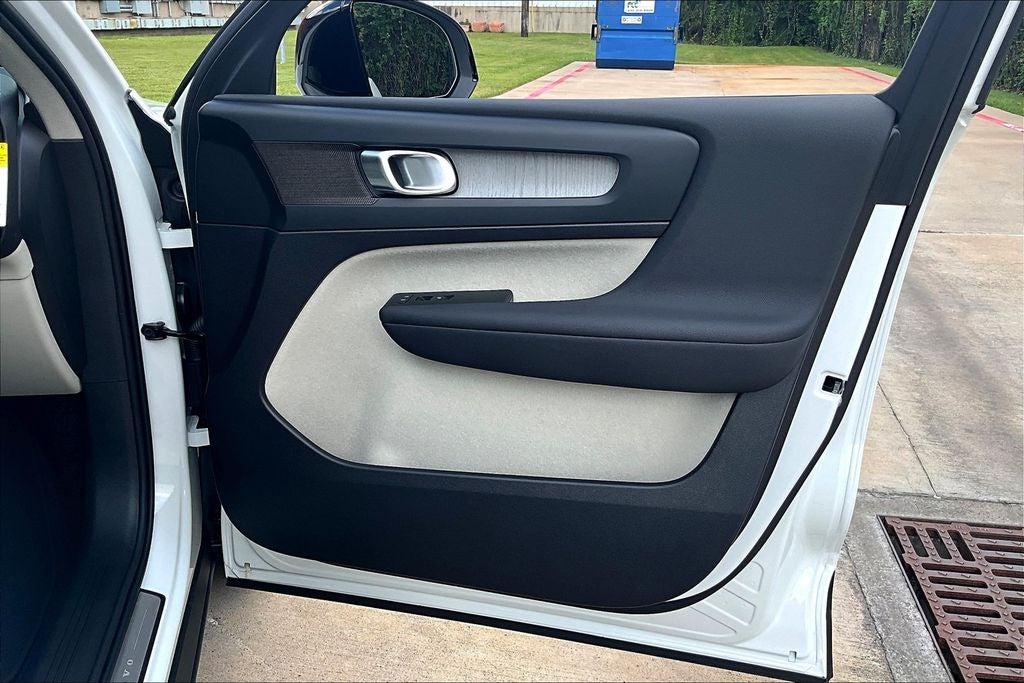 2026 Volvo XC40 B4 Plus