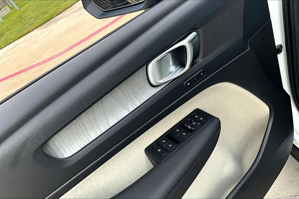 2026 Volvo XC40 B4 Plus
