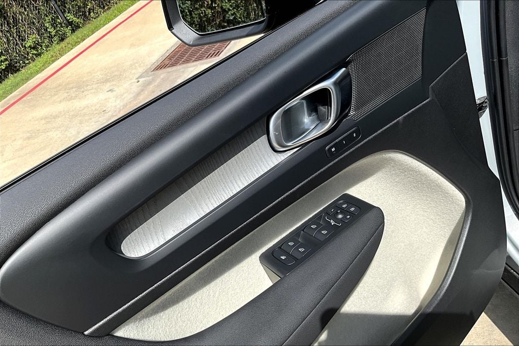 2026 Volvo XC40 B4 Plus