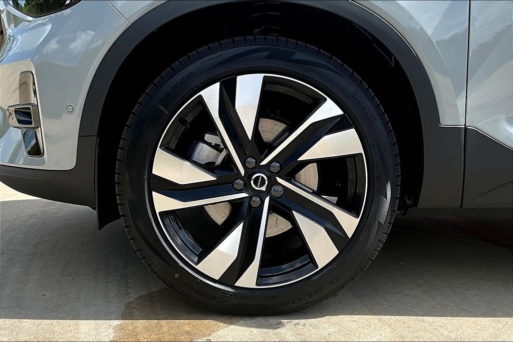 2026 Volvo XC40 B4 Plus