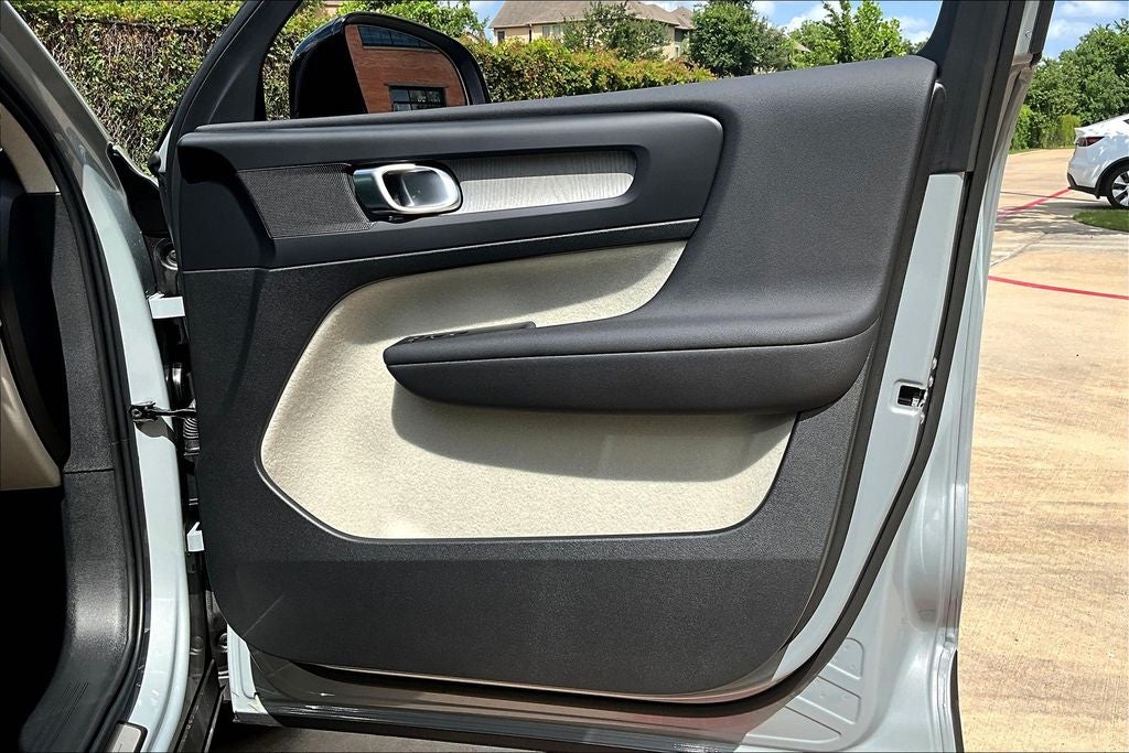 2026 Volvo XC40 B4 Plus