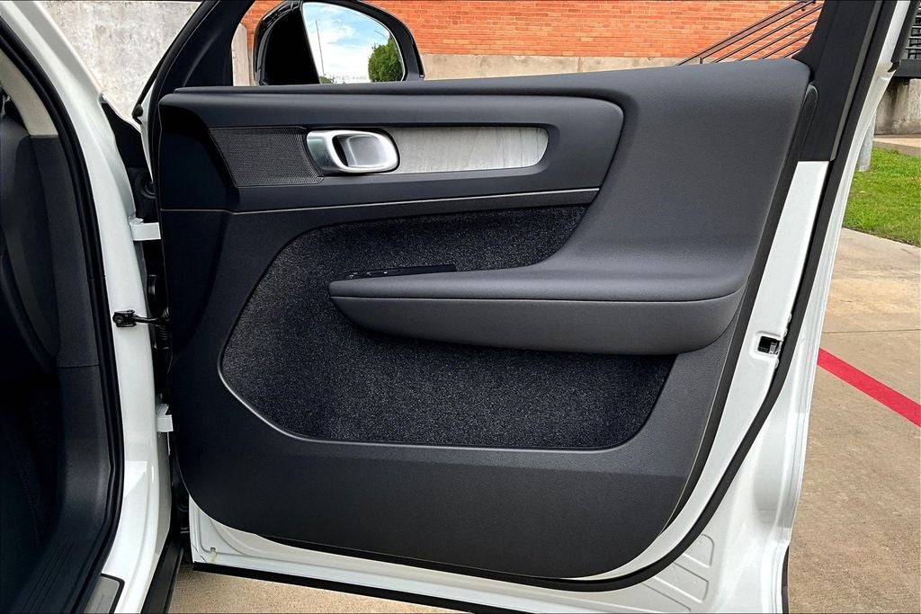 2026 Volvo XC40 B4 Plus