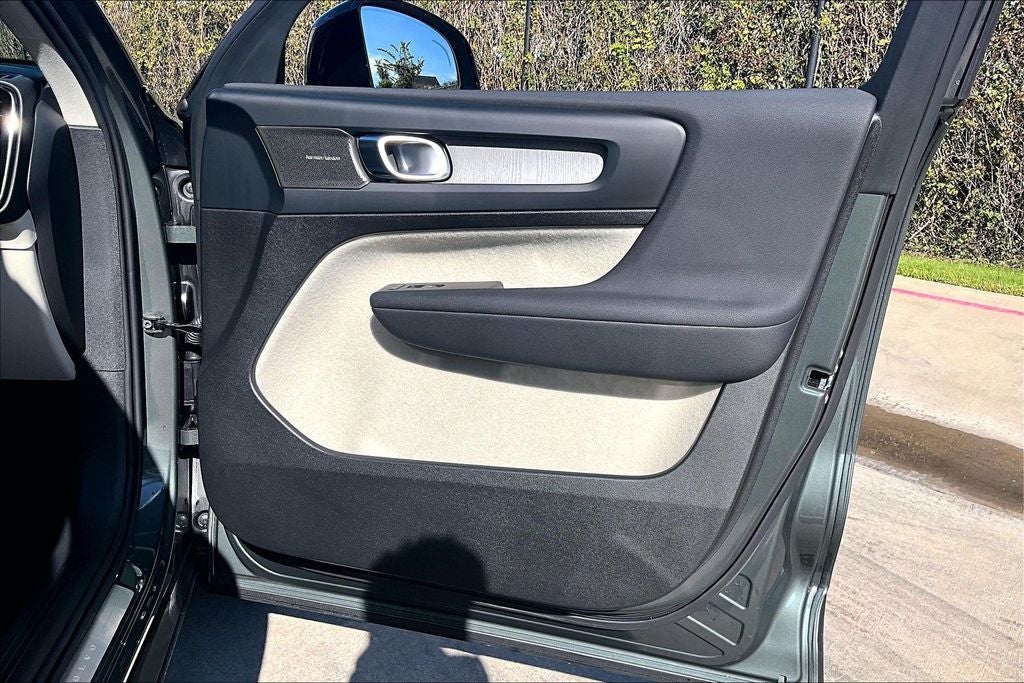 2026 Volvo XC40 B4 Plus