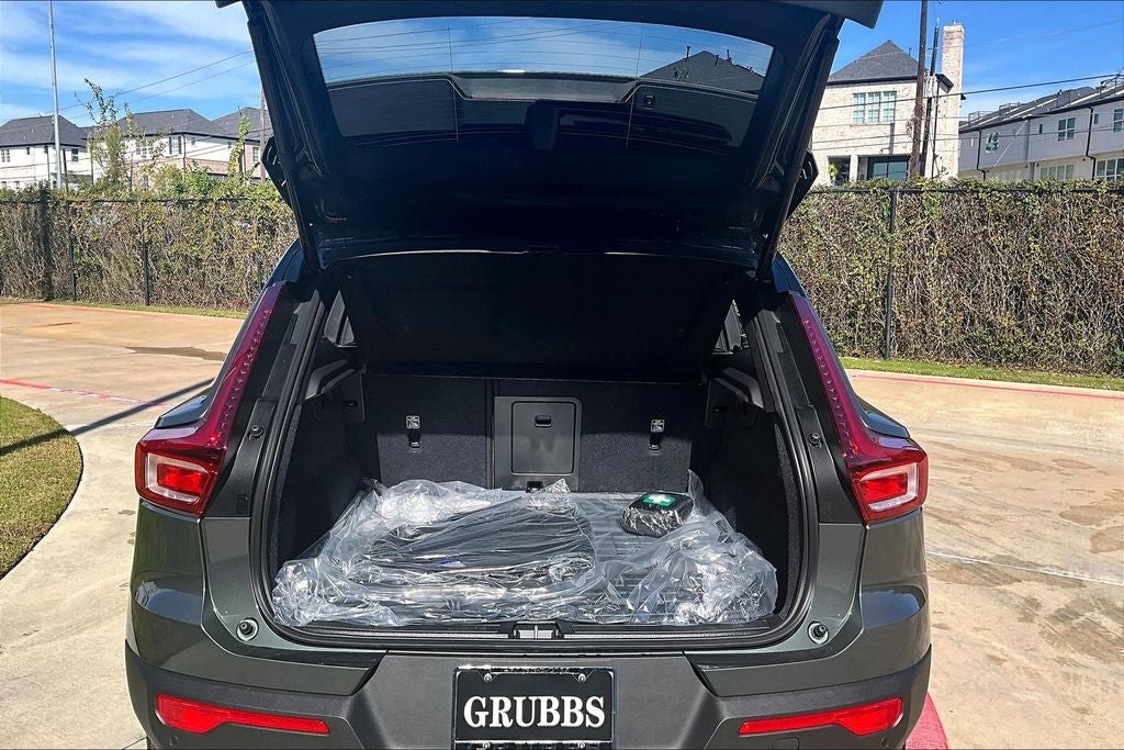 2026 Volvo XC40 B4 Plus