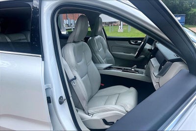 2023 Volvo XC60 B5 Ultimate Bright Theme