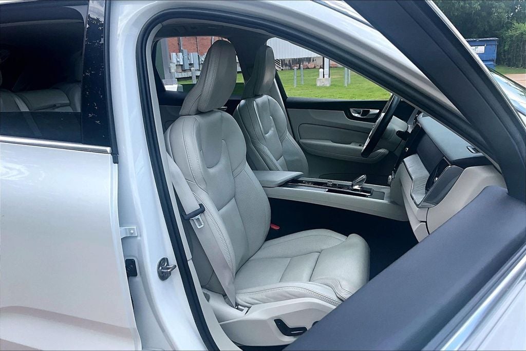 2023 Volvo XC60 B5 Ultimate Bright Theme