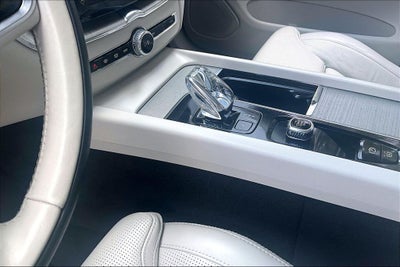 2023 Volvo XC60 B5 Ultimate Bright Theme
