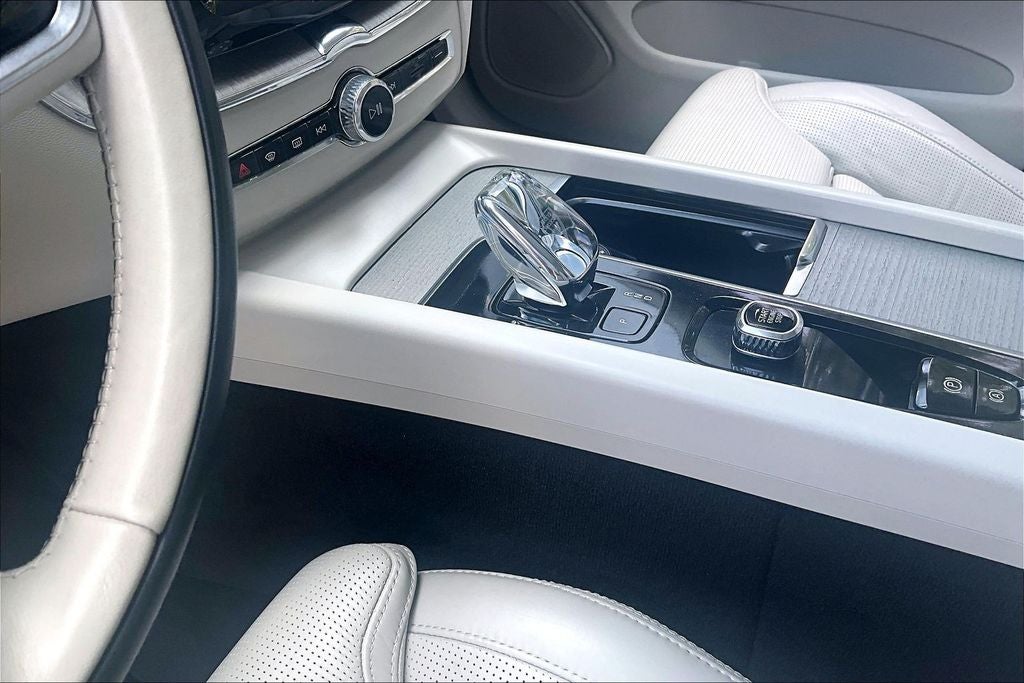 2023 Volvo XC60 B5 Ultimate Bright Theme
