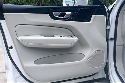 2023 Volvo XC60 B5 Ultimate Bright Theme