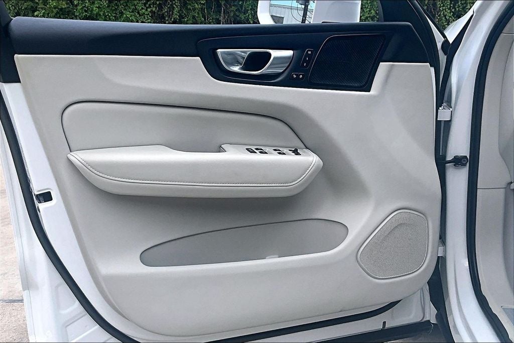 2023 Volvo XC60 B5 Ultimate Bright Theme