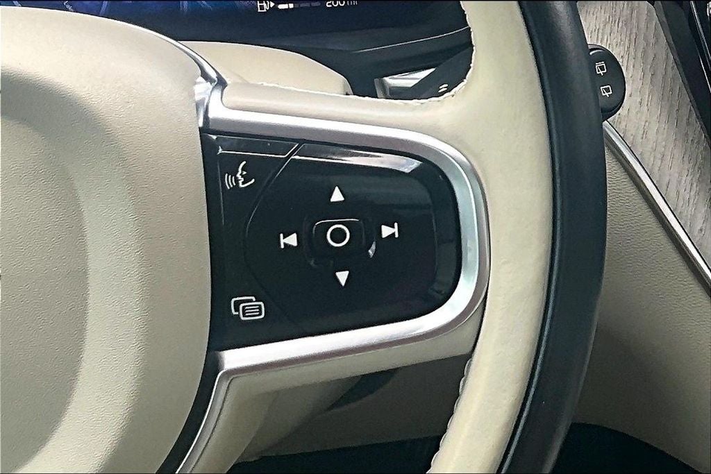 2023 Volvo XC60 B5 Ultimate Bright Theme