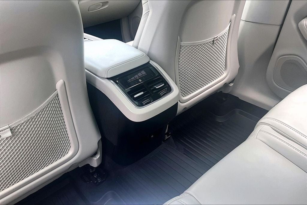 2023 Volvo XC60 B5 Ultimate Bright Theme