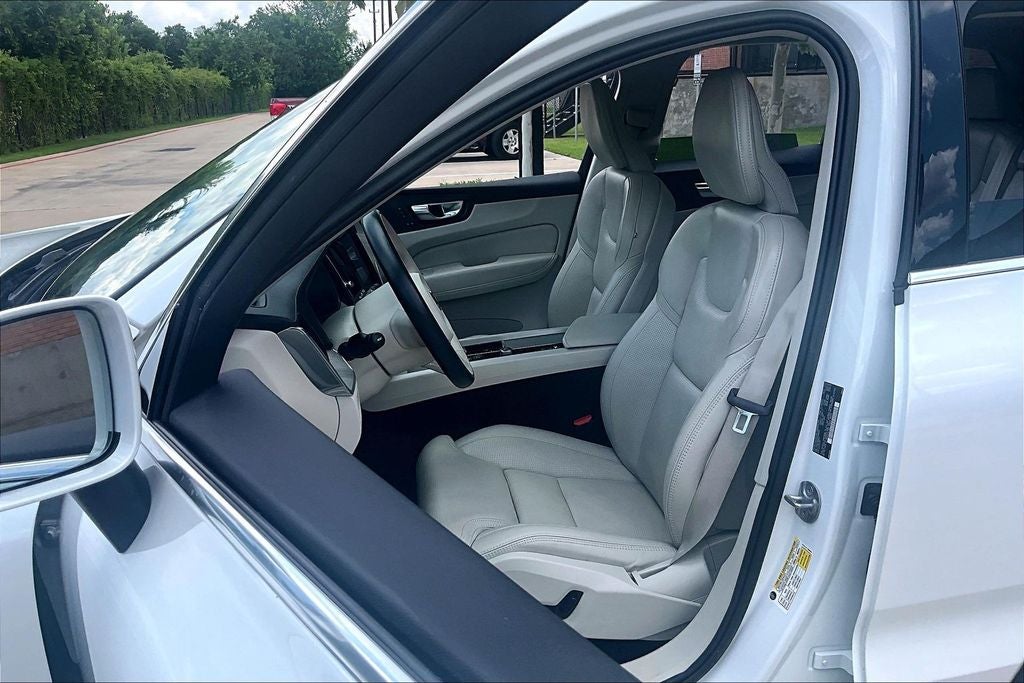2023 Volvo XC60 B5 Ultimate Bright Theme