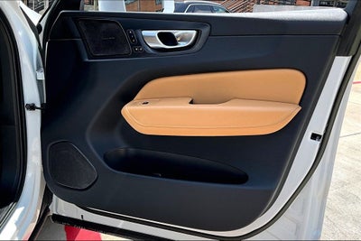 2023 Volvo XC60 B5 Ultimate Bright Theme