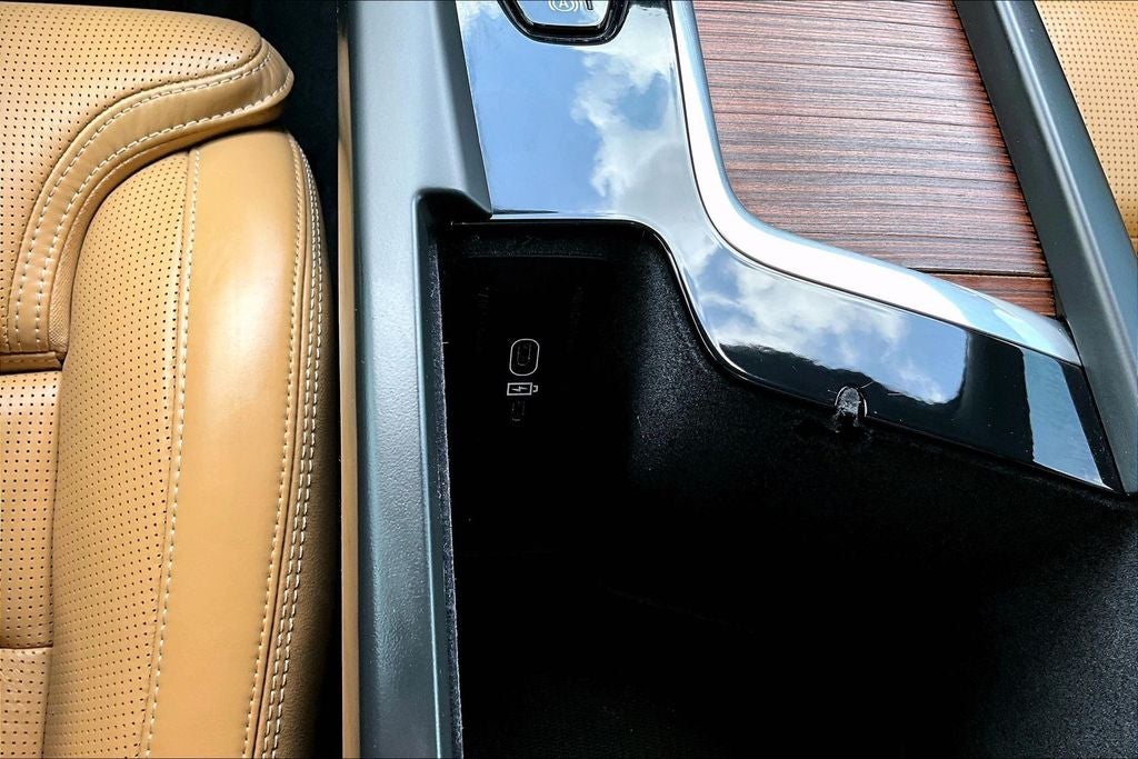 2023 Volvo XC60 B5 Ultimate Bright Theme