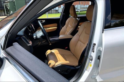 2023 Volvo XC60 B5 Ultimate Bright Theme