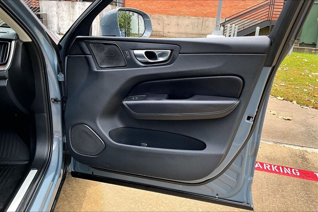 2023 Volvo XC60 B5 Plus Bright Theme