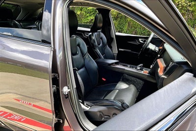 2023 Volvo XC60 B5 Ultimate Dark Theme