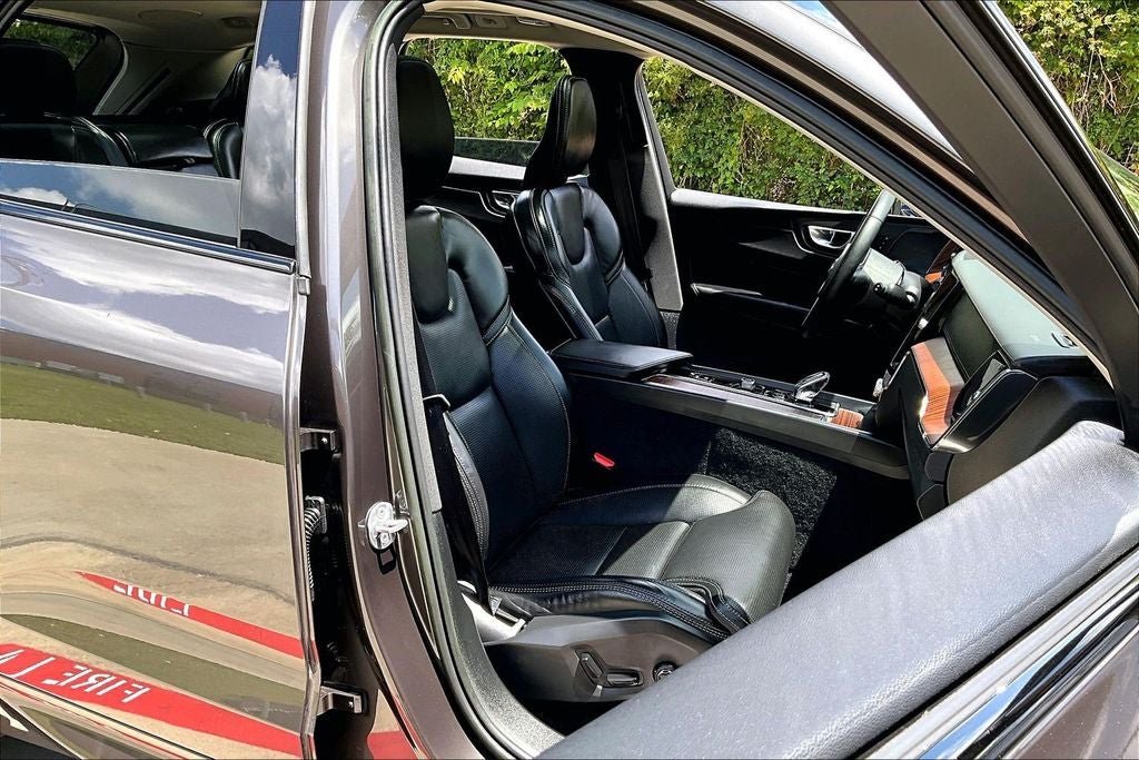 2023 Volvo XC60 B5 Ultimate Dark Theme