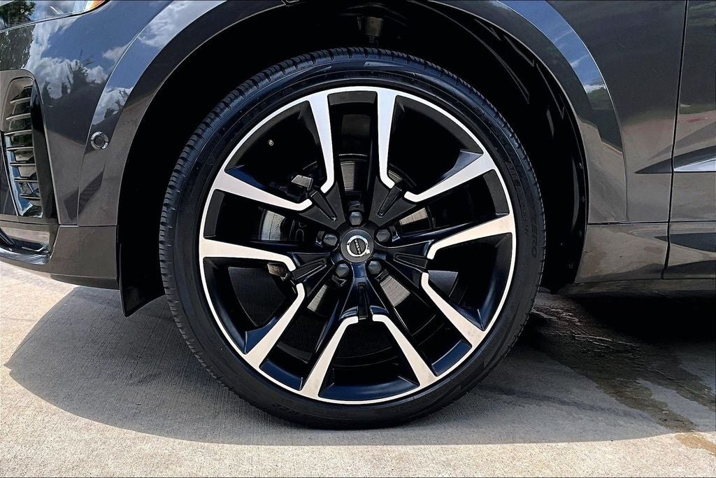 2023 Volvo XC60 B5 Ultimate Dark Theme