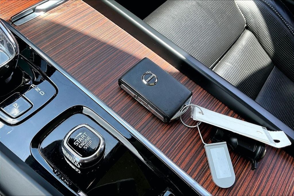 2023 Volvo XC60 B5 Ultimate Dark Theme