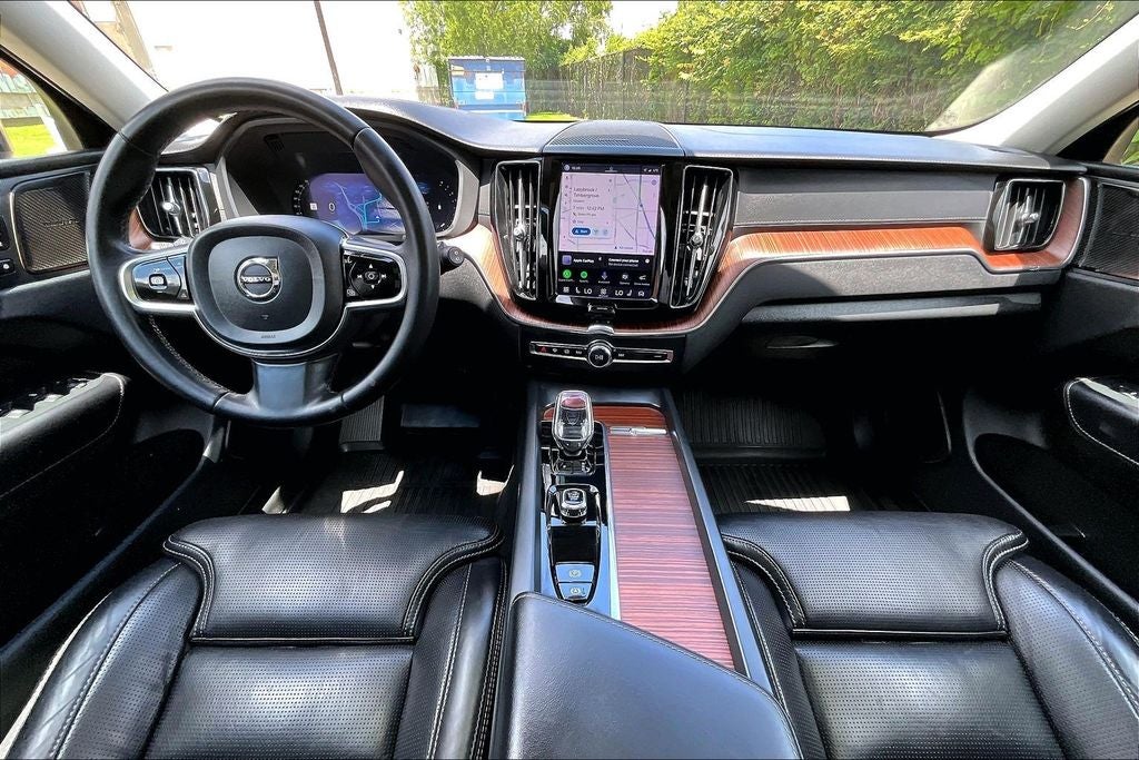 2023 Volvo XC60 B5 Ultimate Dark Theme