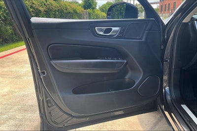 2023 Volvo XC60 B5 Ultimate Dark Theme