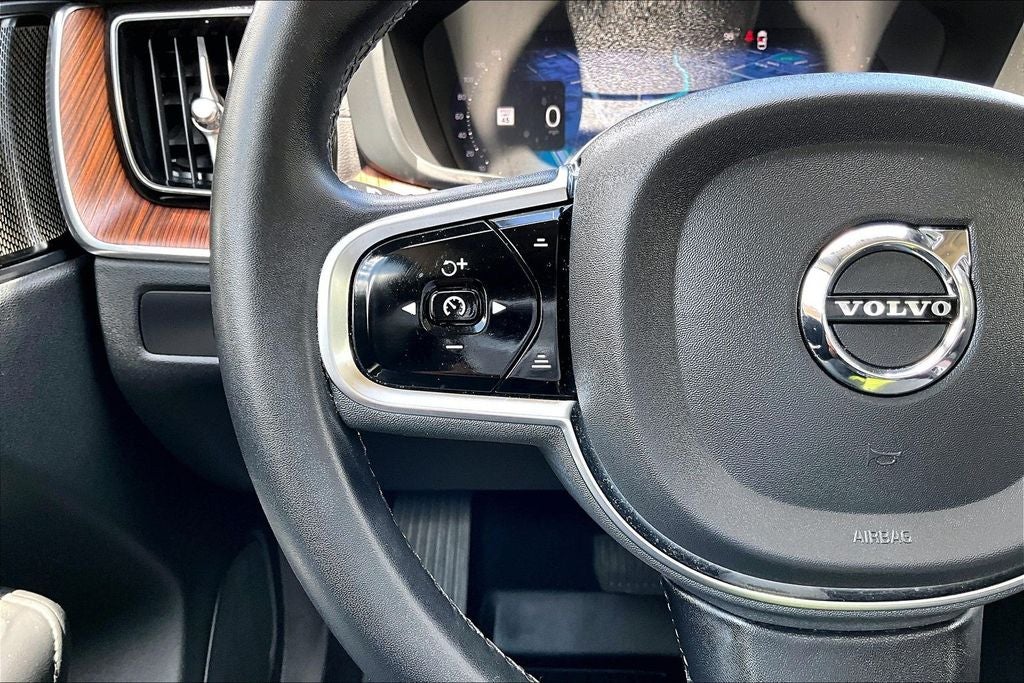 2023 Volvo XC60 B5 Ultimate Dark Theme