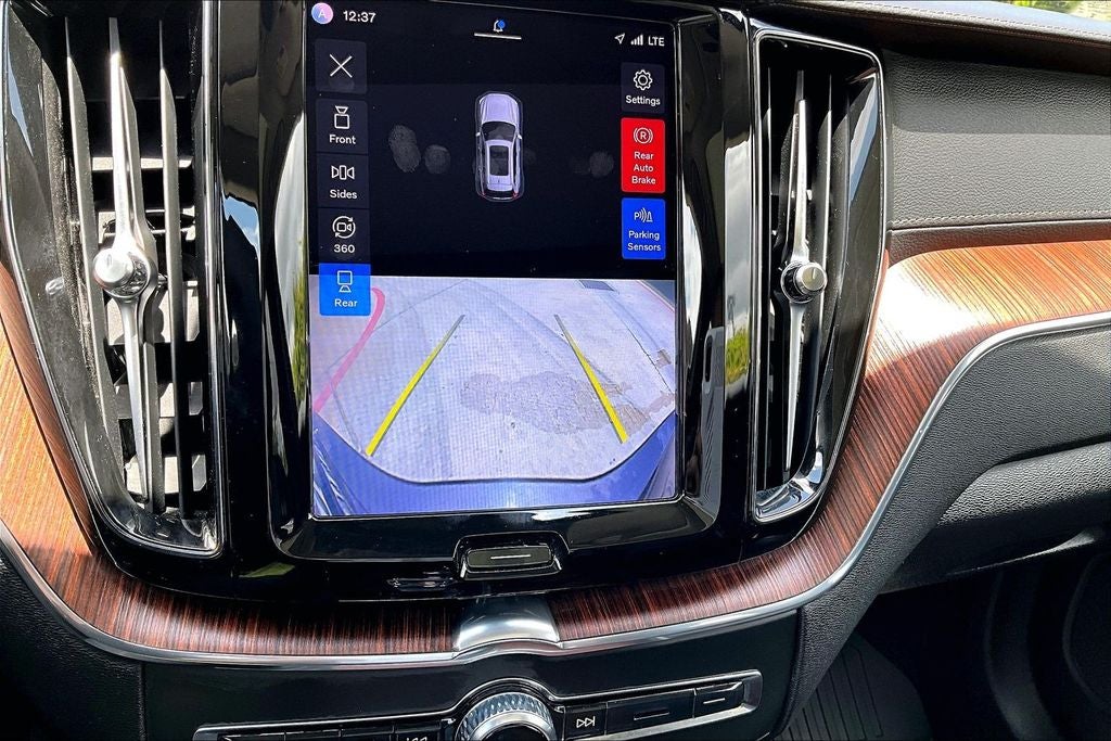 2023 Volvo XC60 B5 Ultimate Dark Theme