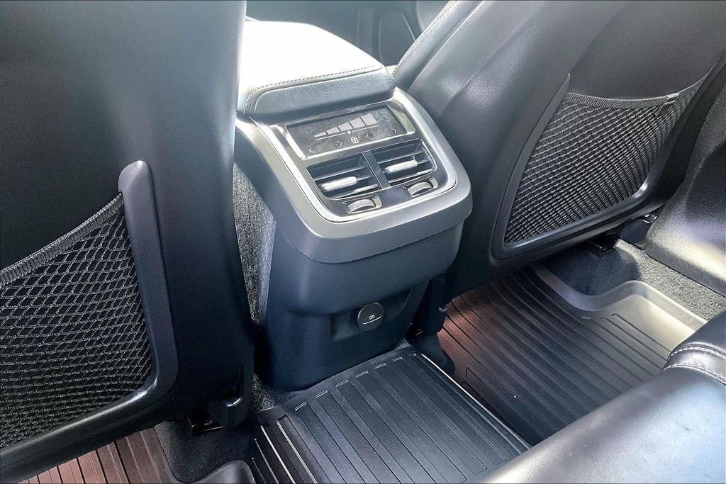 2023 Volvo XC60 B5 Ultimate Dark Theme