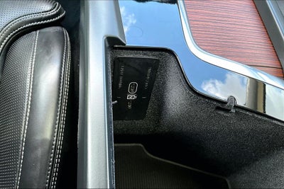 2023 Volvo XC60 B5 Ultimate Dark Theme