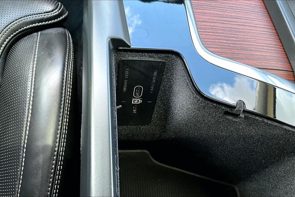 2023 Volvo XC60 B5 Ultimate Dark Theme