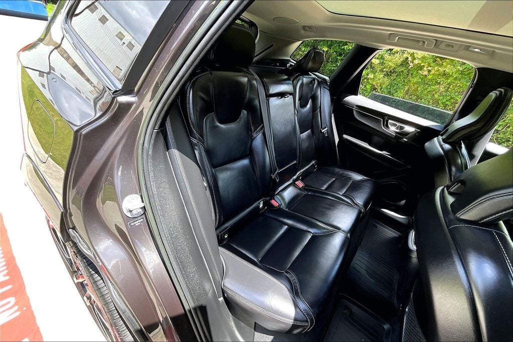 2023 Volvo XC60 B5 Ultimate Dark Theme