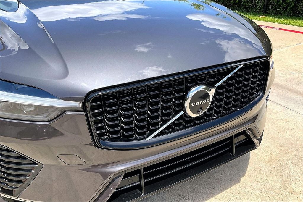 2023 Volvo XC60 B5 Ultimate Dark Theme