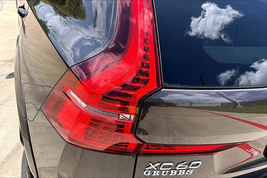 2023 Volvo XC60 B5 Ultimate Dark Theme