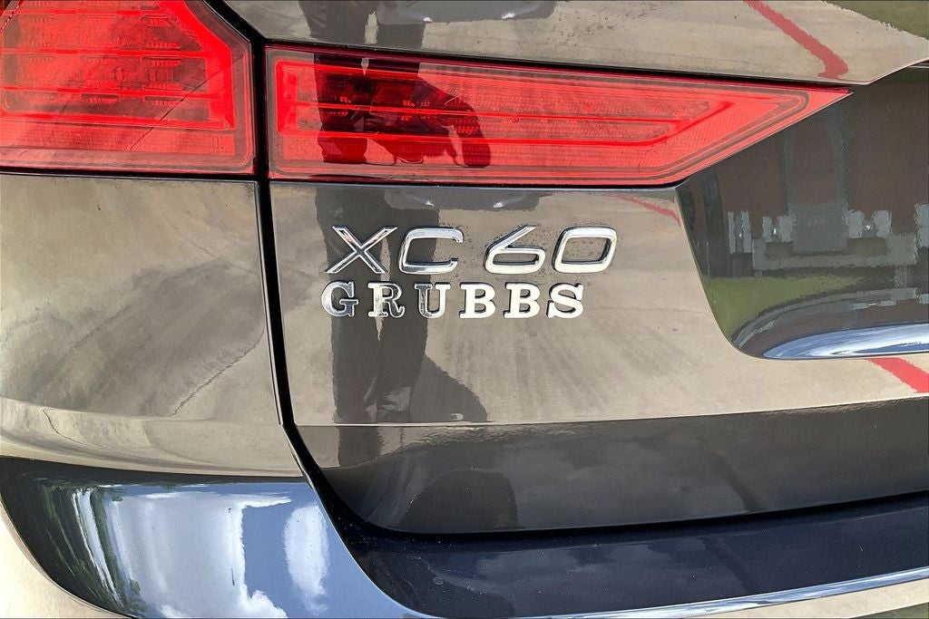 2023 Volvo XC60 B5 Ultimate Dark Theme