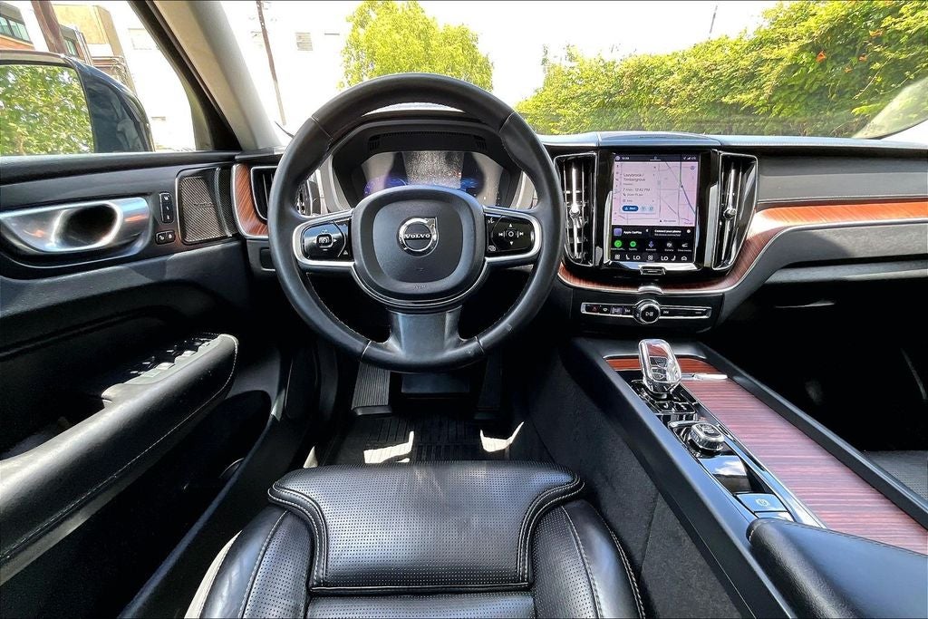 2023 Volvo XC60 B5 Ultimate Dark Theme