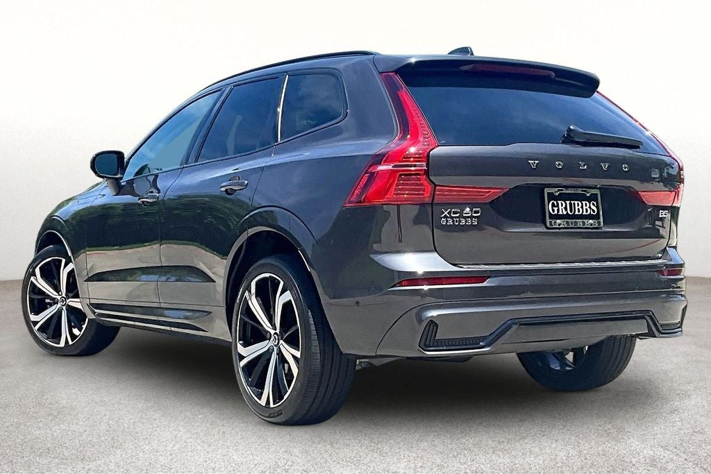 2023 Volvo XC60 B5 Ultimate Dark Theme