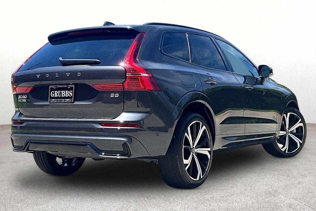 2023 Volvo XC60 B5 Ultimate Dark Theme