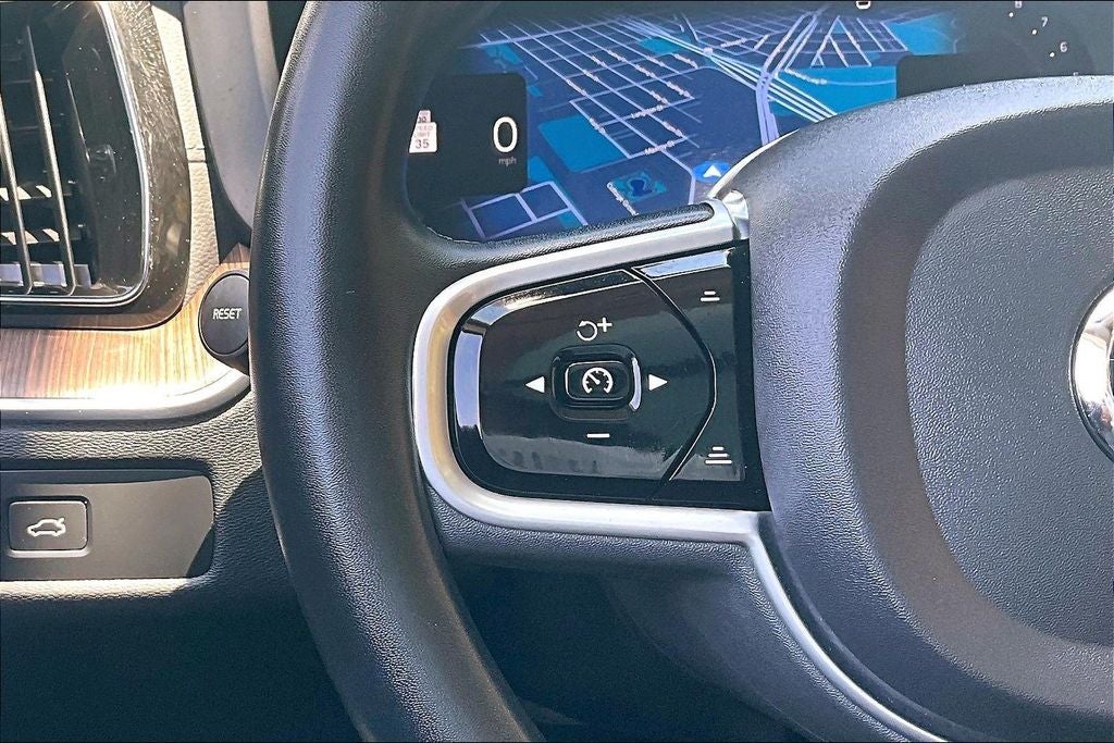 2023 Volvo XC60 B5 Ultimate Dark Theme