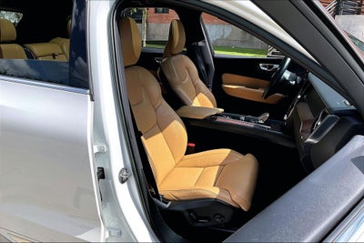 2023 Volvo XC60 B5 Ultimate Bright Theme