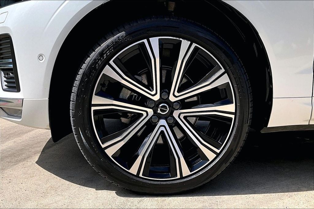 2023 Volvo XC60 B5 Ultimate Bright Theme