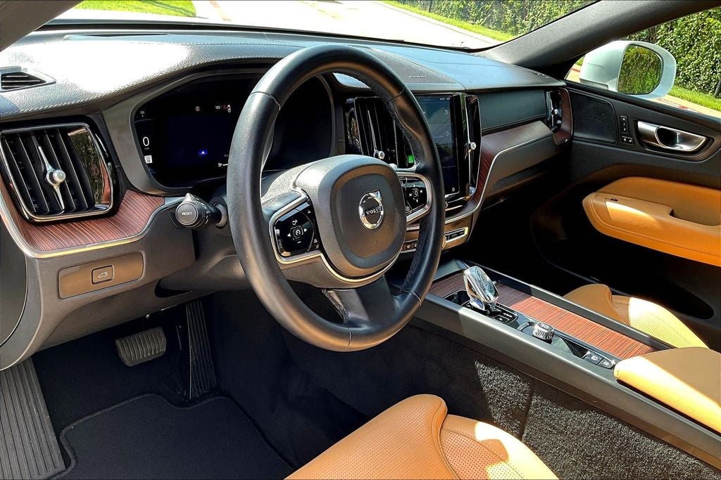 2023 Volvo XC60 B5 Ultimate Bright Theme